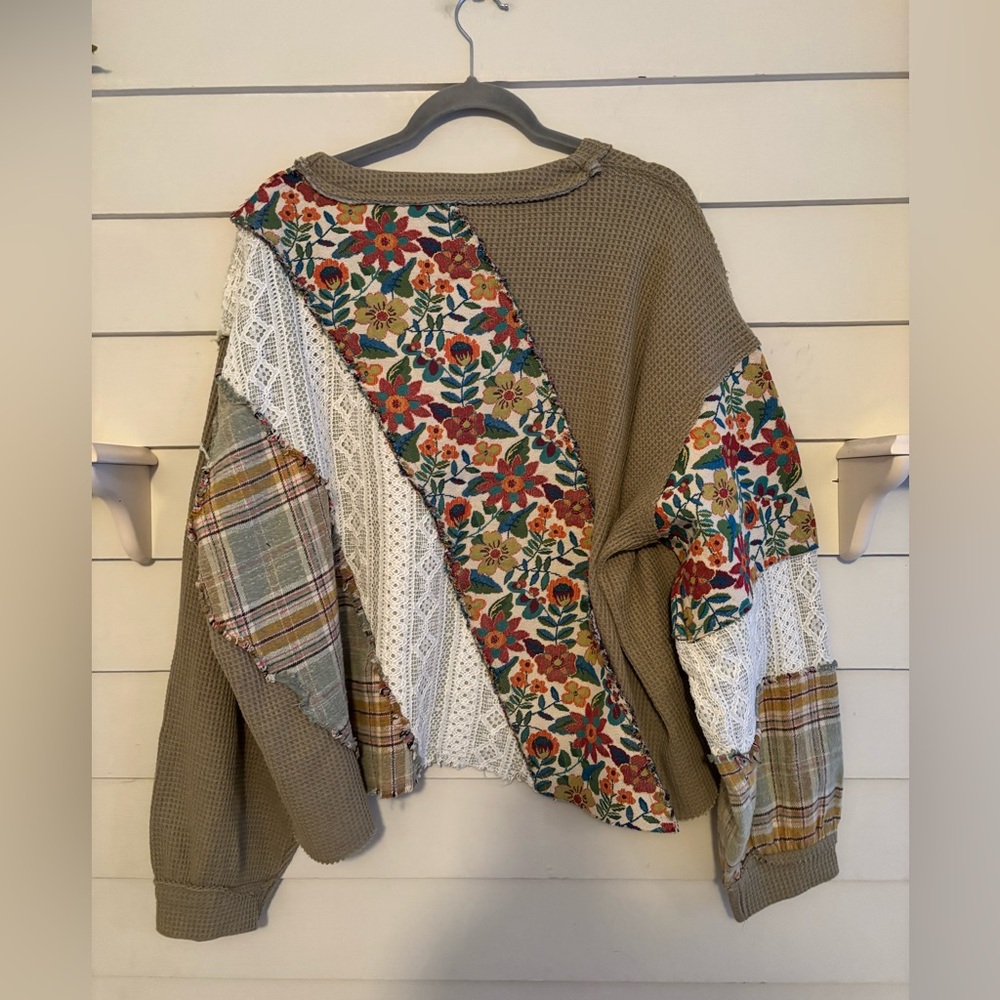 POL Multicolor and Patterned Patchwork V Neck The… - image 11